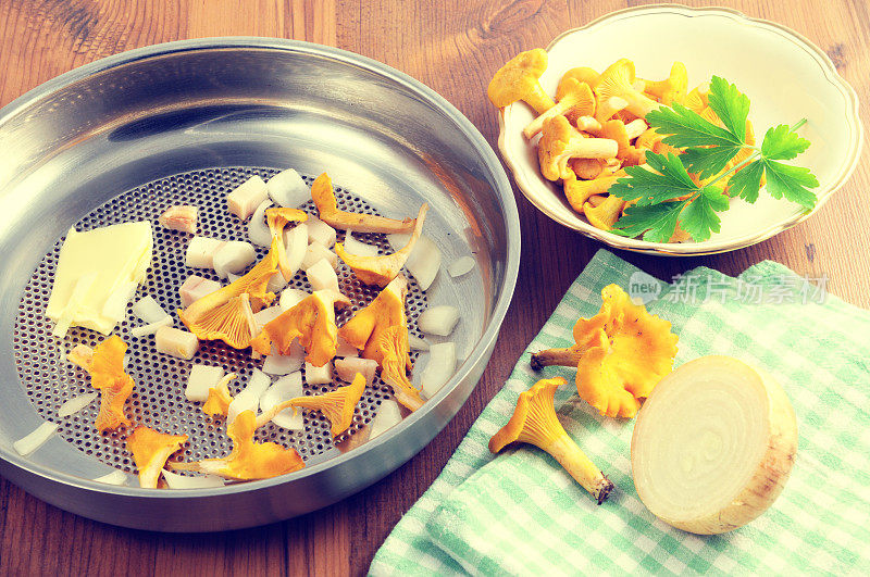 煎锅中的金鸡油菌(Cantharellus cibarius)